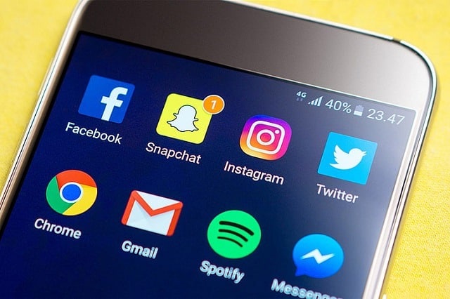sell premium snapchat using social media