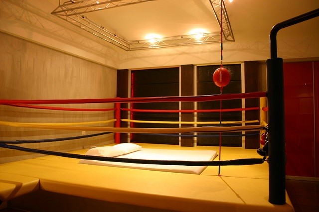 kinkiest hotel rooms banana state fashion hotel boxing ring